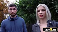 Abspielen Euro Cuckold: eifersüchtiger Freund beobachtet, wie Hot Babe für Bargeld fickt