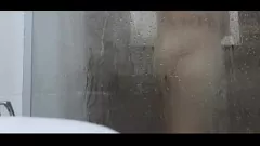 Afspelen Mollige man met kleine lul die een douche nemen
