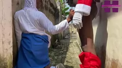 Reproduzir Orgia de Natal com Papai Noel: sobrecarga de pau preto no quintal