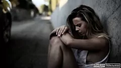 Reproduzir O garoto de rua é coagido a sexo hardcore por um estranho rico