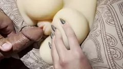 Jouer Creampie trio con adolescente petite e bambola di sesso