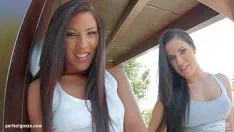 Duas morenas boas fodidas no cuzinho por uma