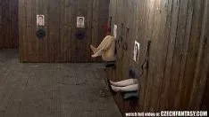 Jouer Des chattes baisées à travers le mur par des clients inconnus à Prague