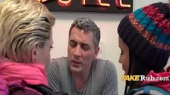 Reproduzir Arranhe minha coceira: euro adolescente fantasia de três anos com loira fofa e morena