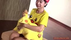 Afspelen Aziatische ladyboy yoyo's natte poesje wordt rauw barebacked in POV