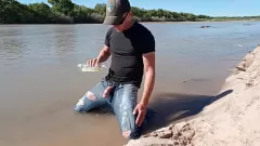 Afspelen Public cumshot en pissingen in jeans op de Rio Grande