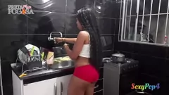 Abspielen Nach dem Nachbarn hilft, würzige Kamelfüße zu kochen, während er stattdessen fast gegessen wird. Bruninho Bombardom & Hot Black Teen