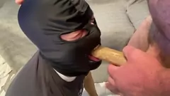 تشغيل قذرة أعماق اللسان: Cumslut Gagging for Alpha Male's Nut's Nut