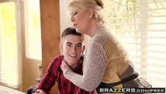 Redare O Prietena A Mamei Lui Ii Suge Pula Pe Sub Masa