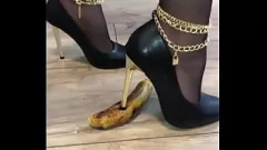 Oynat Yüksek topuklu ezilme ": Macar bebeğim muzunu seksi ayakları ile eziyor